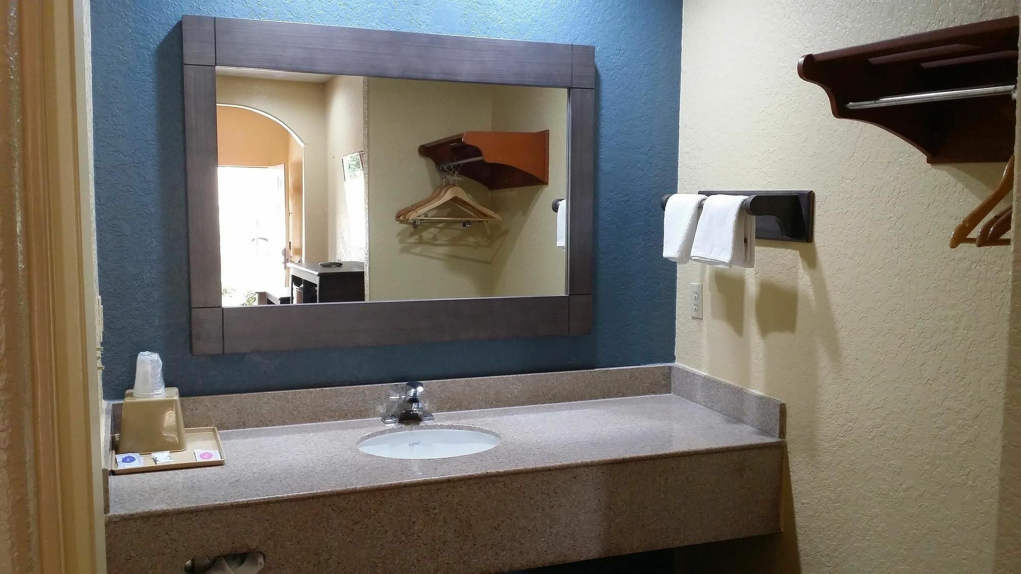 Americas Best Value Inn & Suites Northeast Houston Exterior foto